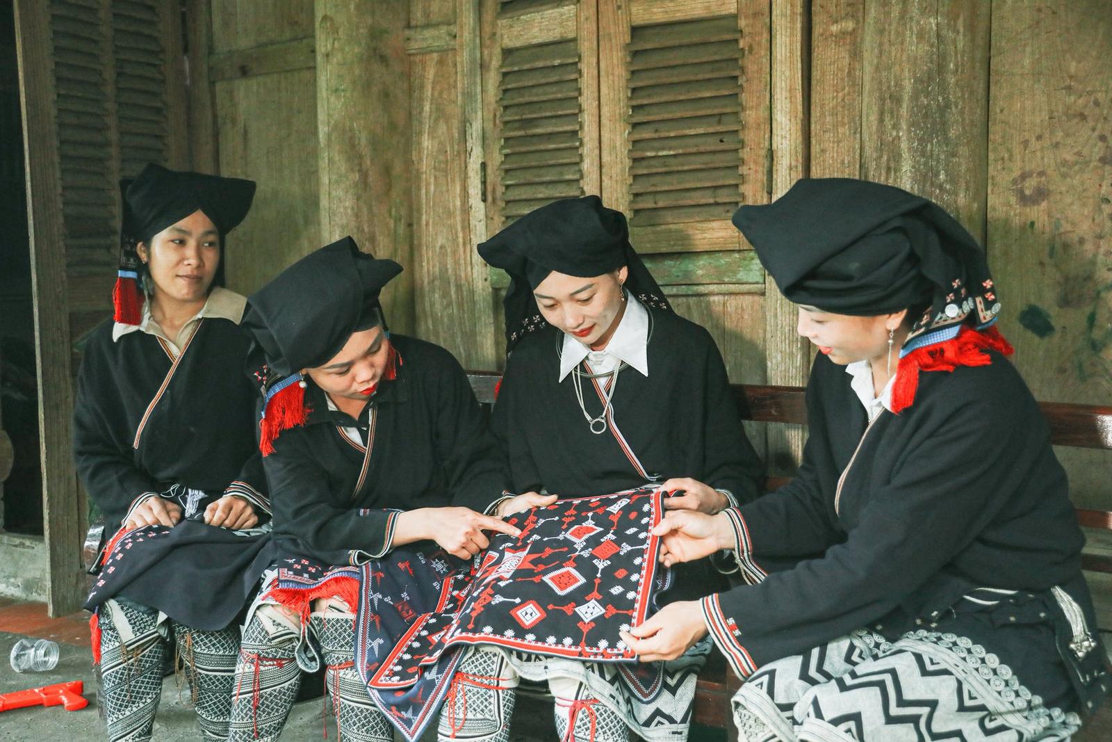Experience Brocade Weaving in Sung Village