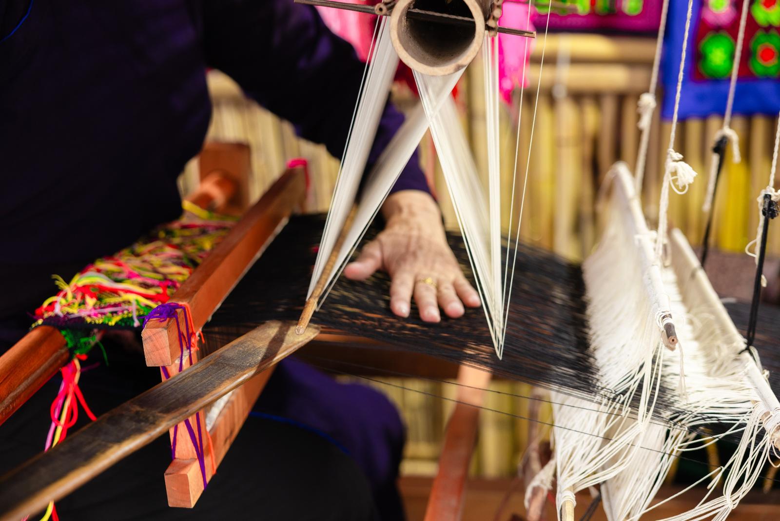 Experience Brocade Weaving in Sung Village (2)