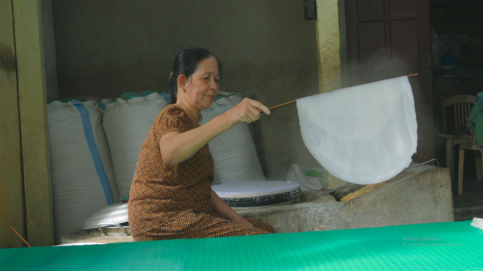 Trải nghiệm tráng mỳ truyền thống - Lò Mì Cô An Duy Vinh (2)