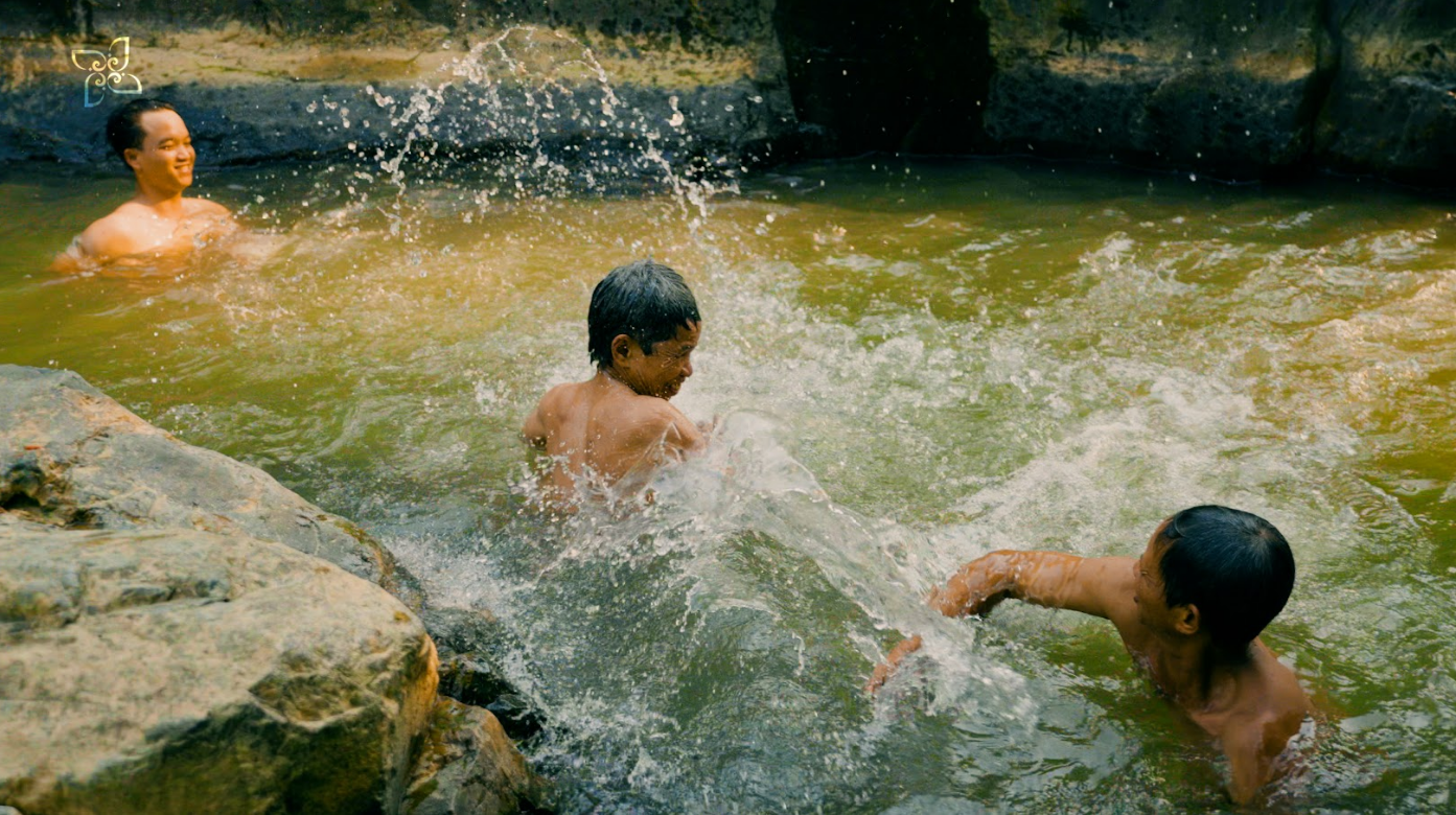Bathing in the stream and catching fish with the locals (1)