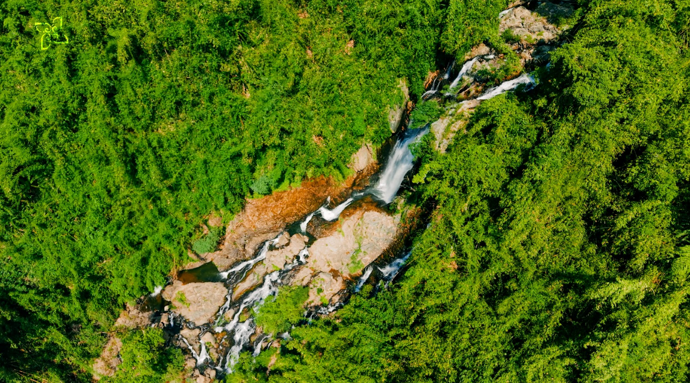 Mysterious waterfall near the Laotian border (1)