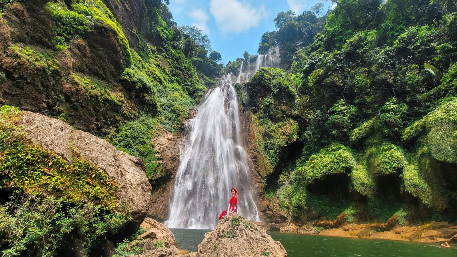 Wander into the primitive beauty of Nặm Me Waterfall (2)