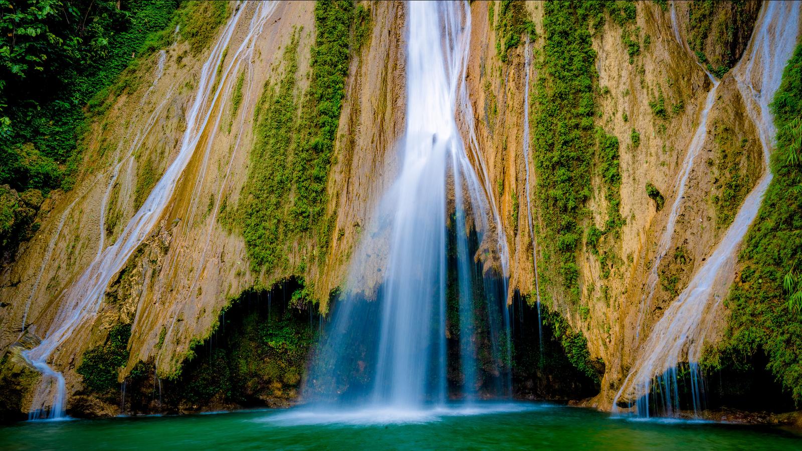 Boat into the forest, swim under Khuổi Nhi waterfall – the ultimate summer cool-down combo (2)