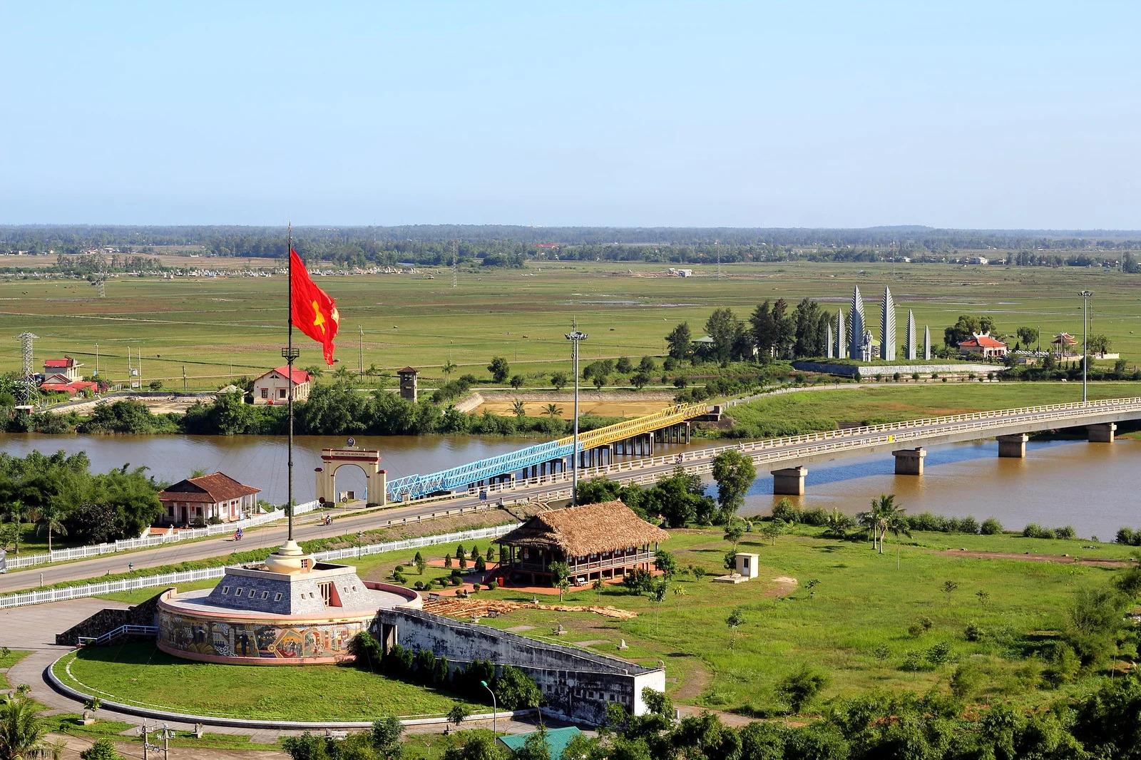 Nhà trưng bày Lịch sử cầu Hiền Lương (3)