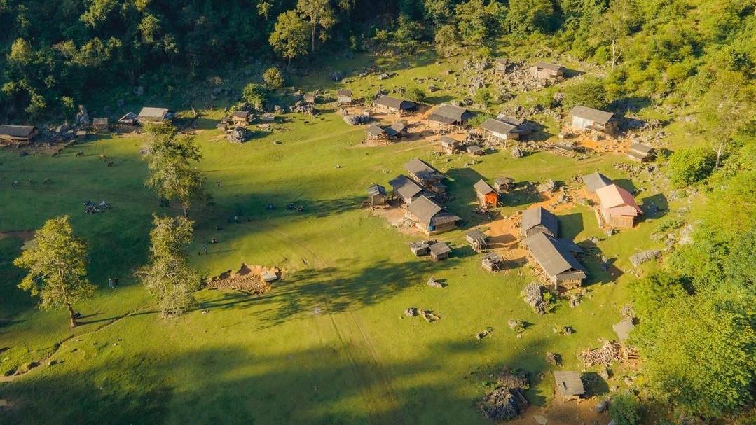 Hang Tau (Primitive Village)