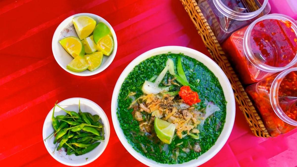 Fish Cake Noodle Soup with Chives and Shredded Fish