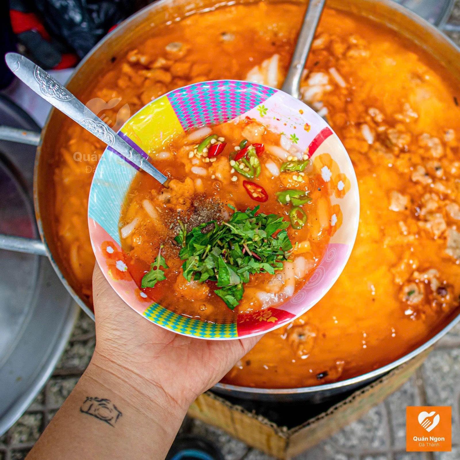 Roadside stalls selling banh canh, nam, and loc (types of Vietnamese noodle soup). (2)