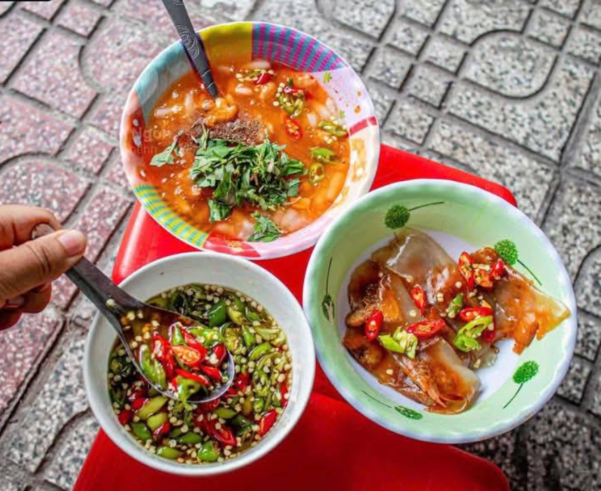 Roadside stalls selling banh canh, nam, and loc (types of Vietnamese noodle soup). (3)