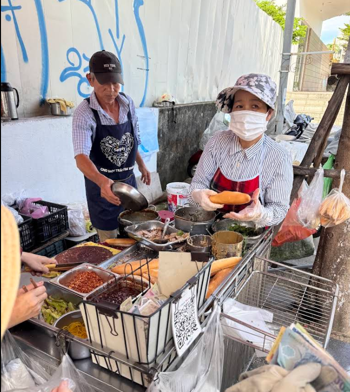 Bánh mì chả vỉa hè  (2)