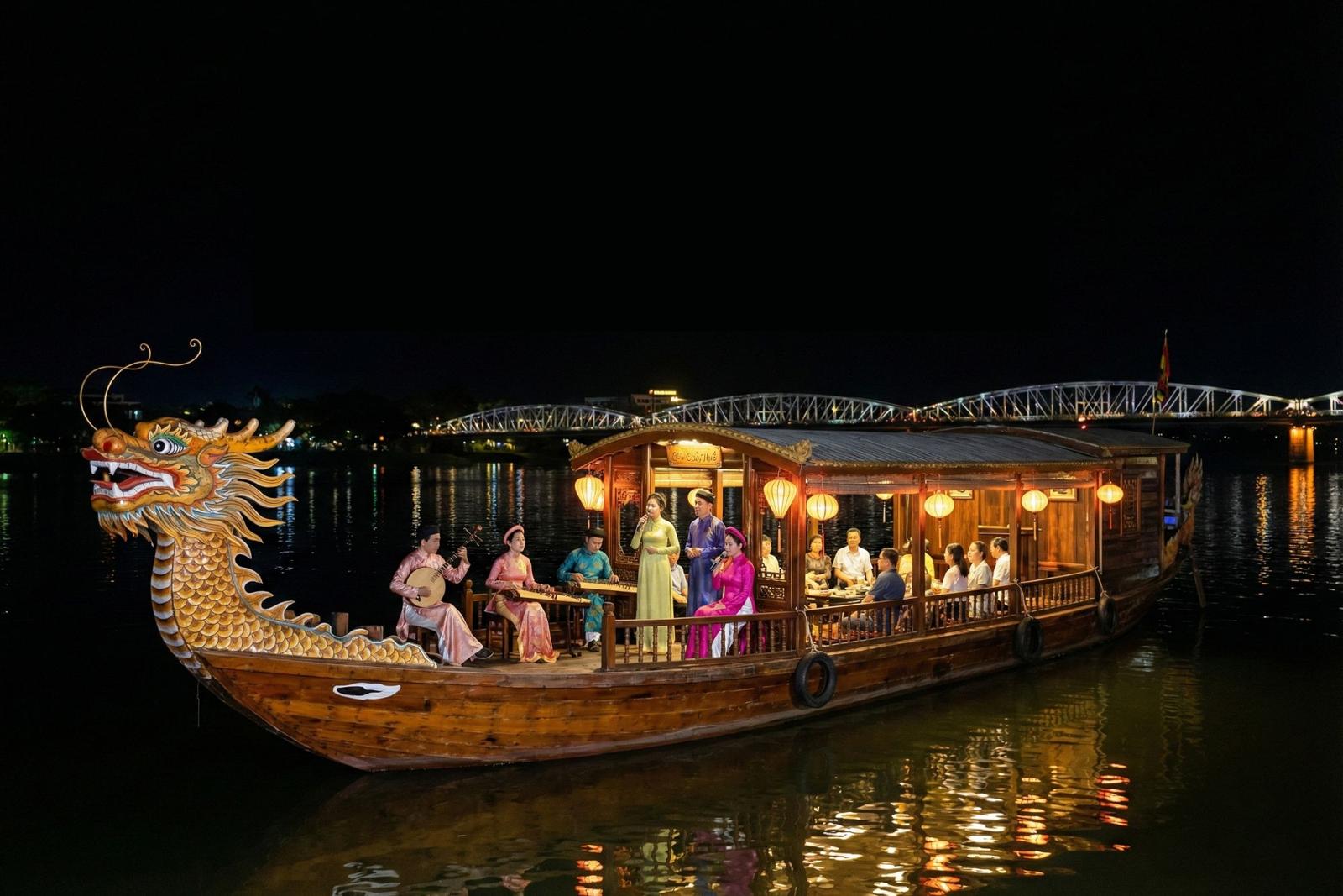 Hue Folk Music on Huong River