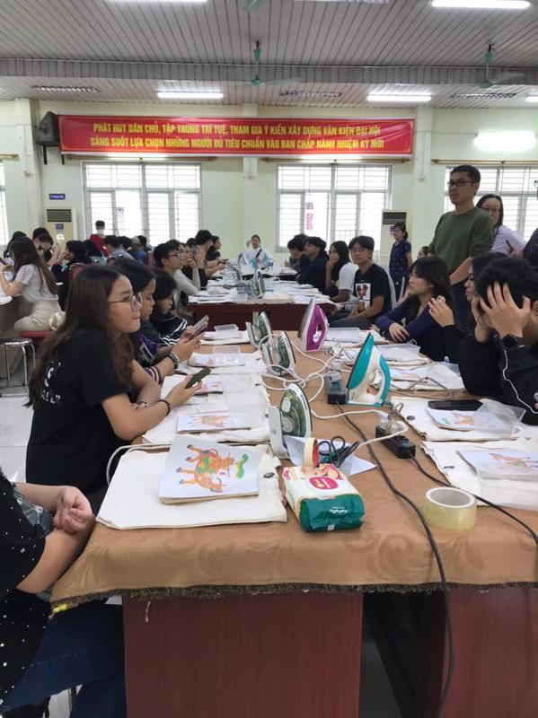 Trang trí túi tote với vải vụn (3)