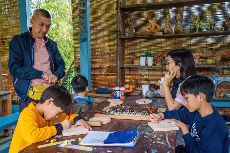 Workshop điêu khắc gỗ Làng Củi Lũ (7)