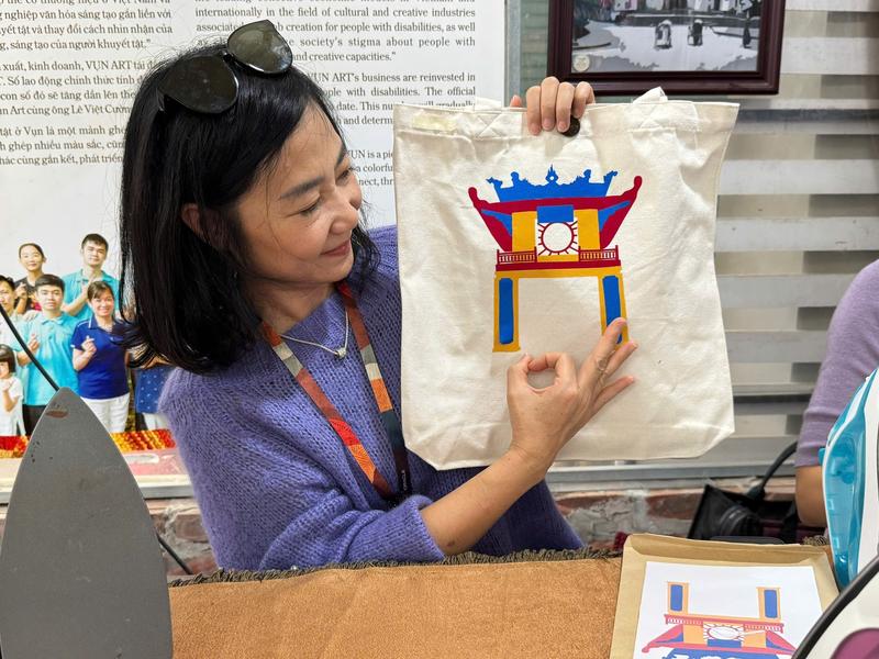 Trang trí túi tote với vải vụn (1)
