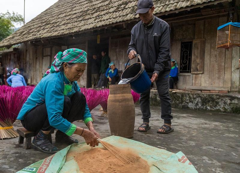 Văn hóa dân tộc Giáy - Làm hương (5)