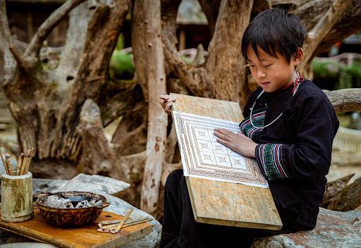 Trải nghiệm vẽ sáp ong tại bản Sưng (6)
