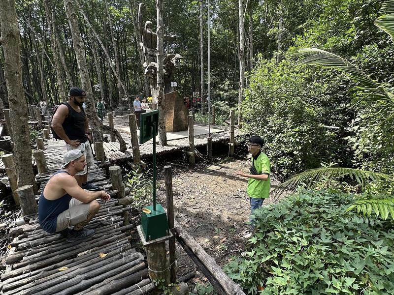 Motorbike tour - Visit Cu Chi Tunnels (7)