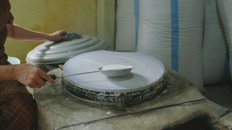 Trải nghiệm tráng mỳ truyền thống - Lò Mì Cô An Duy Vinh (4)