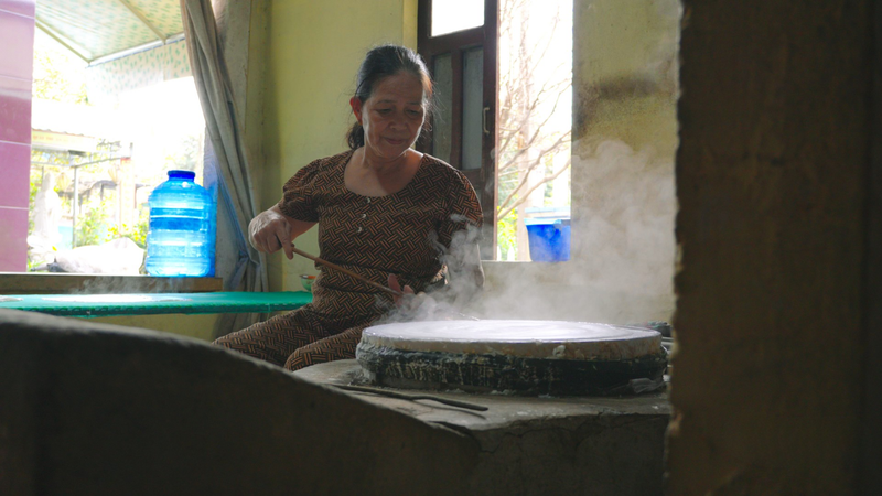 Trải nghiệm tráng mỳ truyền thống - Lò Mì Cô An Duy Vinh (9)