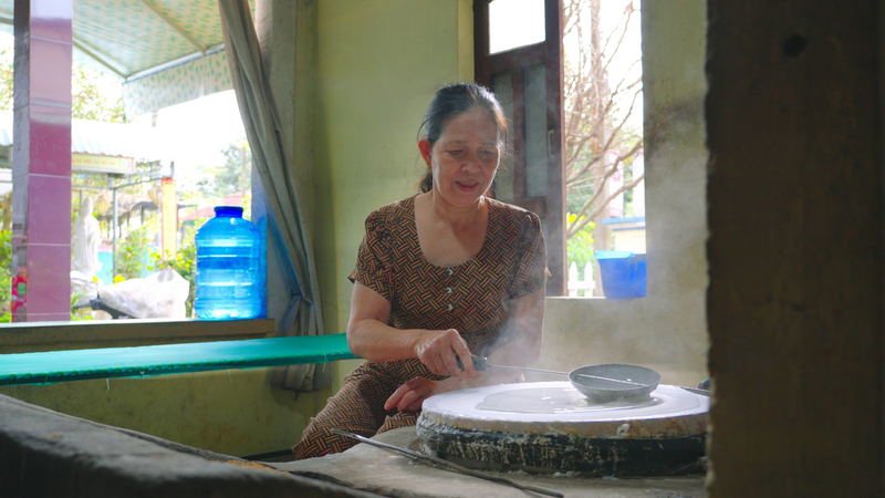 Trải nghiệm tráng mỳ truyền thống - Lò Mì Cô An Duy Vinh (1)