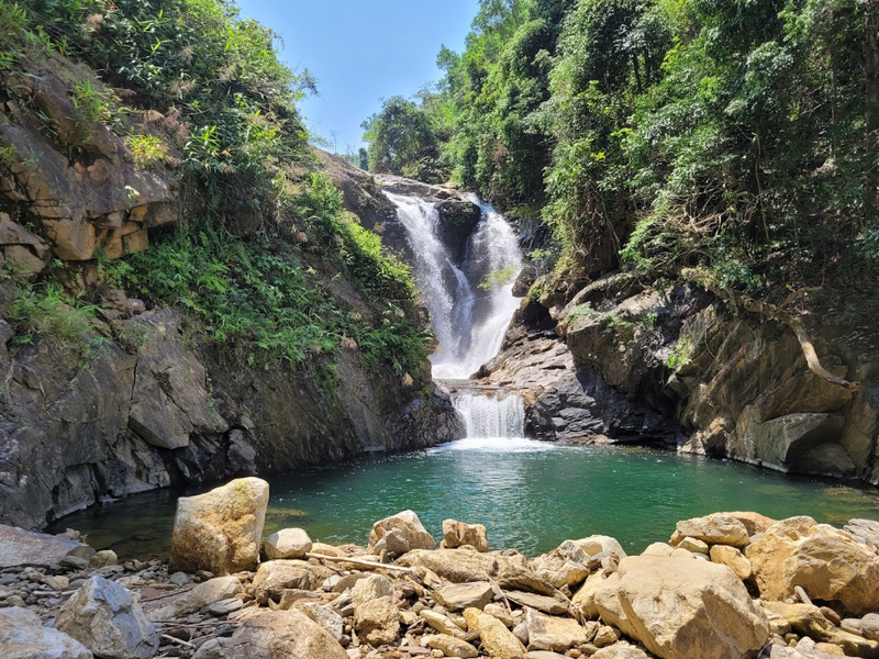 Waterfalls upstream of the Thuong Lo River (Da Nang) (1)