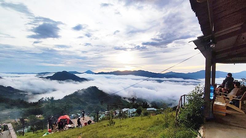 https://files.locallife.asia/images/800/1776867690204-99-San-may-tren-noc-Tak-Po.jpg