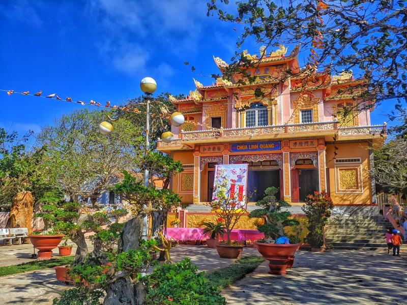 https://files.locallife.asia/images/800/1777015987651-1.-Chua-Linh-Quang-Nguon-Page-Phu-Quy-Que-Minh.jpg