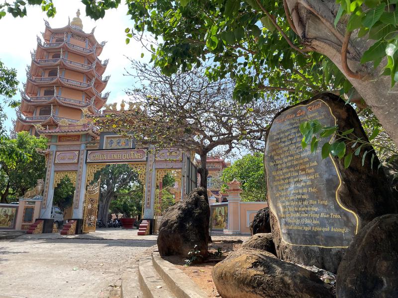 https://files.locallife.asia/images/800/1777015987673-Chua-Linh-Quang-Phu-Quy.jpg