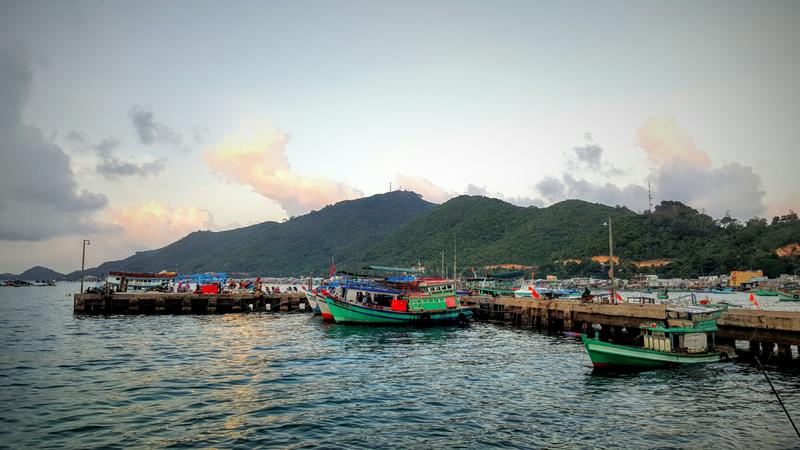 https://files.locallife.asia/images/800/1777024877118-Cau_cang_Dao_cu_tron-quan_Dao_nam_du._xa_An_Sơn,_Huyen_Kiên_Hải,_tỉnh_Kiên_Giang,_Việt_Nam,02-07-16-Dyt_-_panoramio.jpg