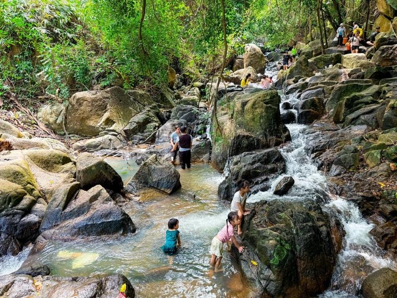Light Trekking in the Forests and Streams of Nui Dinh (4)