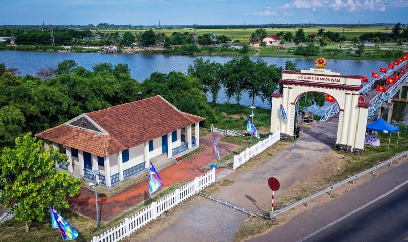Tham quan Nhà trưng bày Lịch sử cầu Hiền Lương