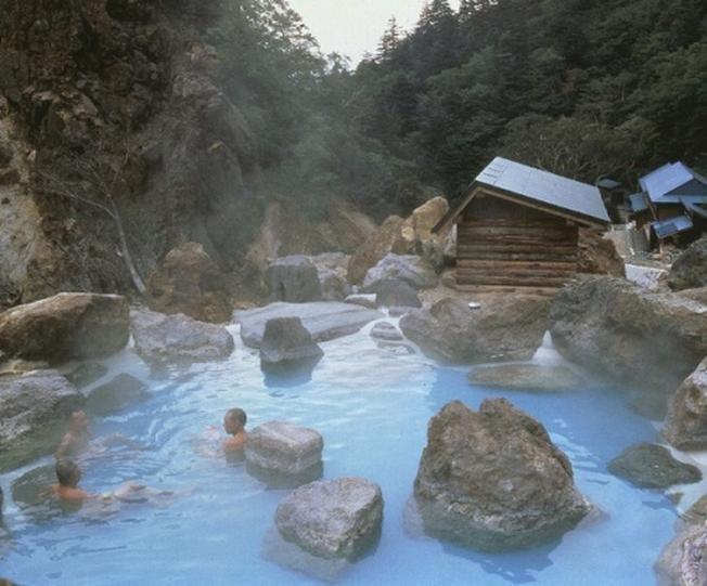 https://files.locallife.asia/images/800/1777114006425-Anh-suoi-Bang-4-du-khach-tam-suoi-Bang-1.jpg