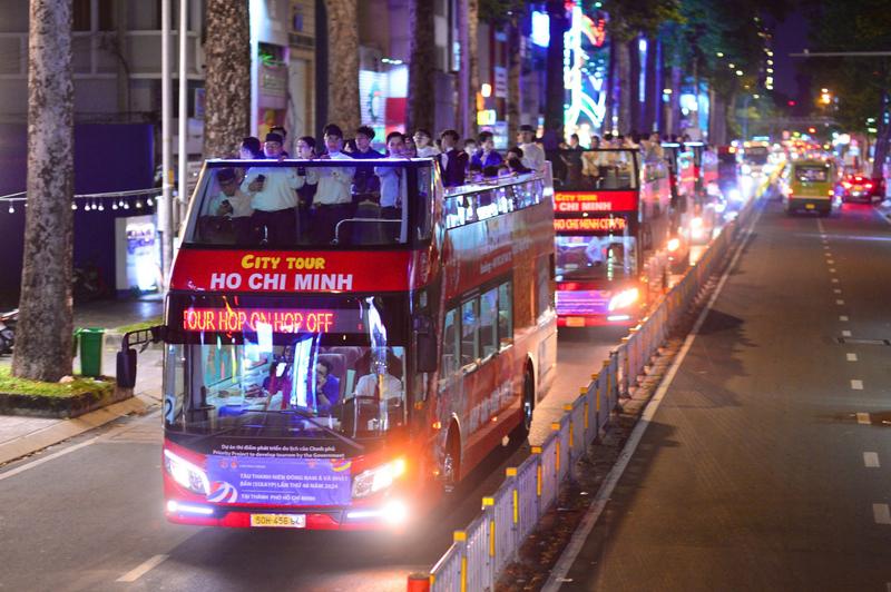 Tour Xe Buýt Mở Mui Đêm Khu Vực Thành Phố Hồ Chí Minh (1)