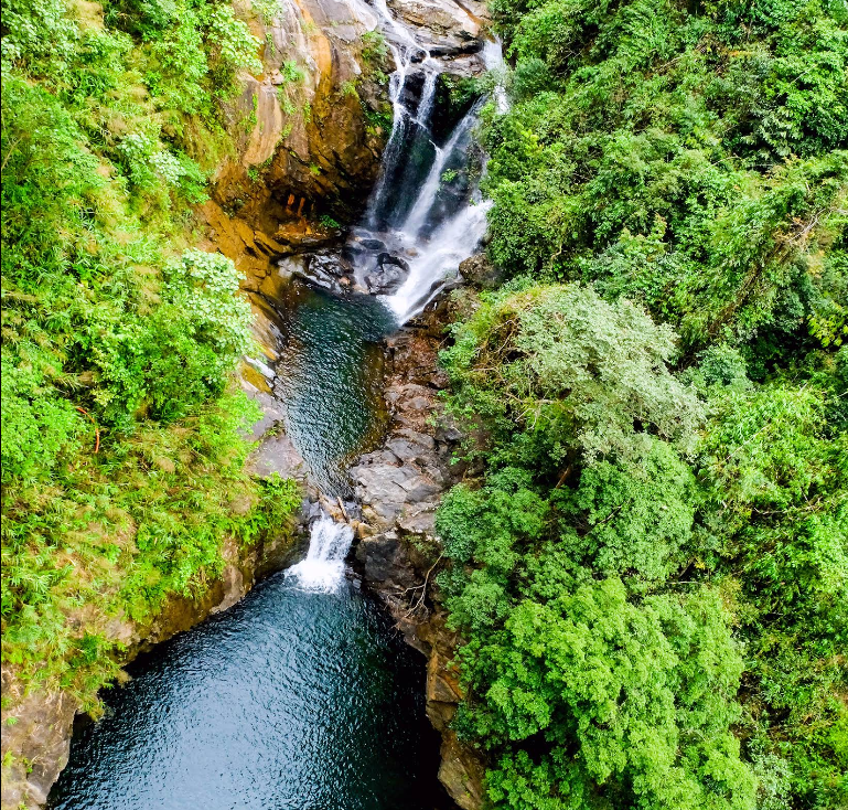Waterfalls upstream of the Thuong Lo River (Da Nang) (4)