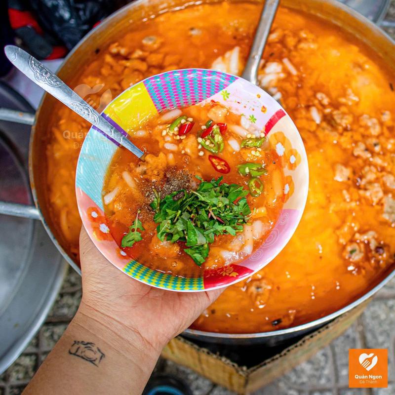 Roadside stalls selling banh canh, nam, and loc (types of Vietnamese noodle soup). (2)