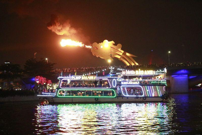 Dragon Bridge Fire-Breathing Cruise (3)