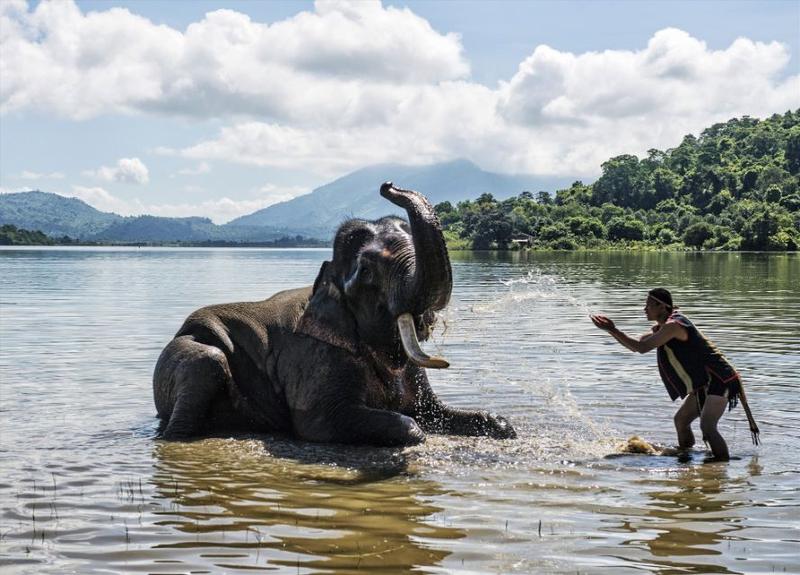Elephant Bathing Experience in Buon Lak (1)