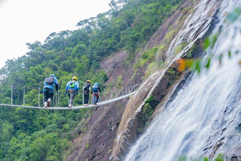 Explore Bach Ma Mountain in one day. (4)