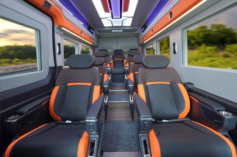 9-seater limousine from Da Nang to Hue (Bach Ma) (4)