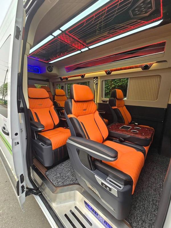 9-seater limousine from Da Nang to Hue (Bach Ma) (5)