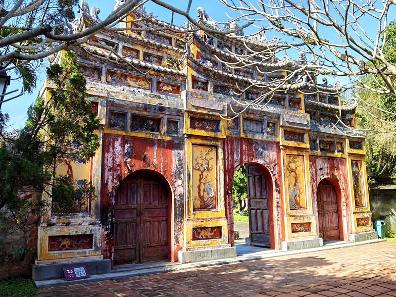 https://files.locallife.asia/images/800/1791797770725-180c1f69-fb40-4c80-b8c4-d4ea33267534-Hue_gate_2_1600x1200.jpg