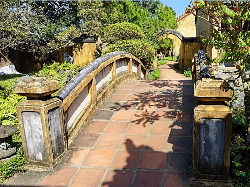https://files.locallife.asia/images/800/1791797770734-a26c4abf-c397-4a74-abd3-62863af14db7-Hue_bridge_garden_1600x1200.jpg
