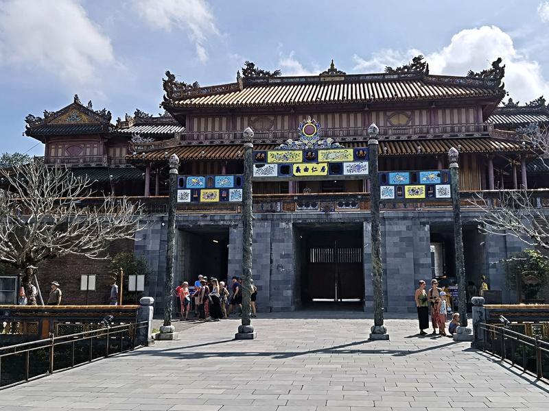 https://files.locallife.asia/images/800/1791797770740-4bd2299c-274c-40fb-b2b5-8987d6db8fa1-Hue_entrance_1600x1200.jpg